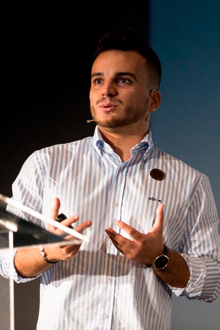 Diego Nieto (Diegol), consultor de WooCommerce, dando una ponencia